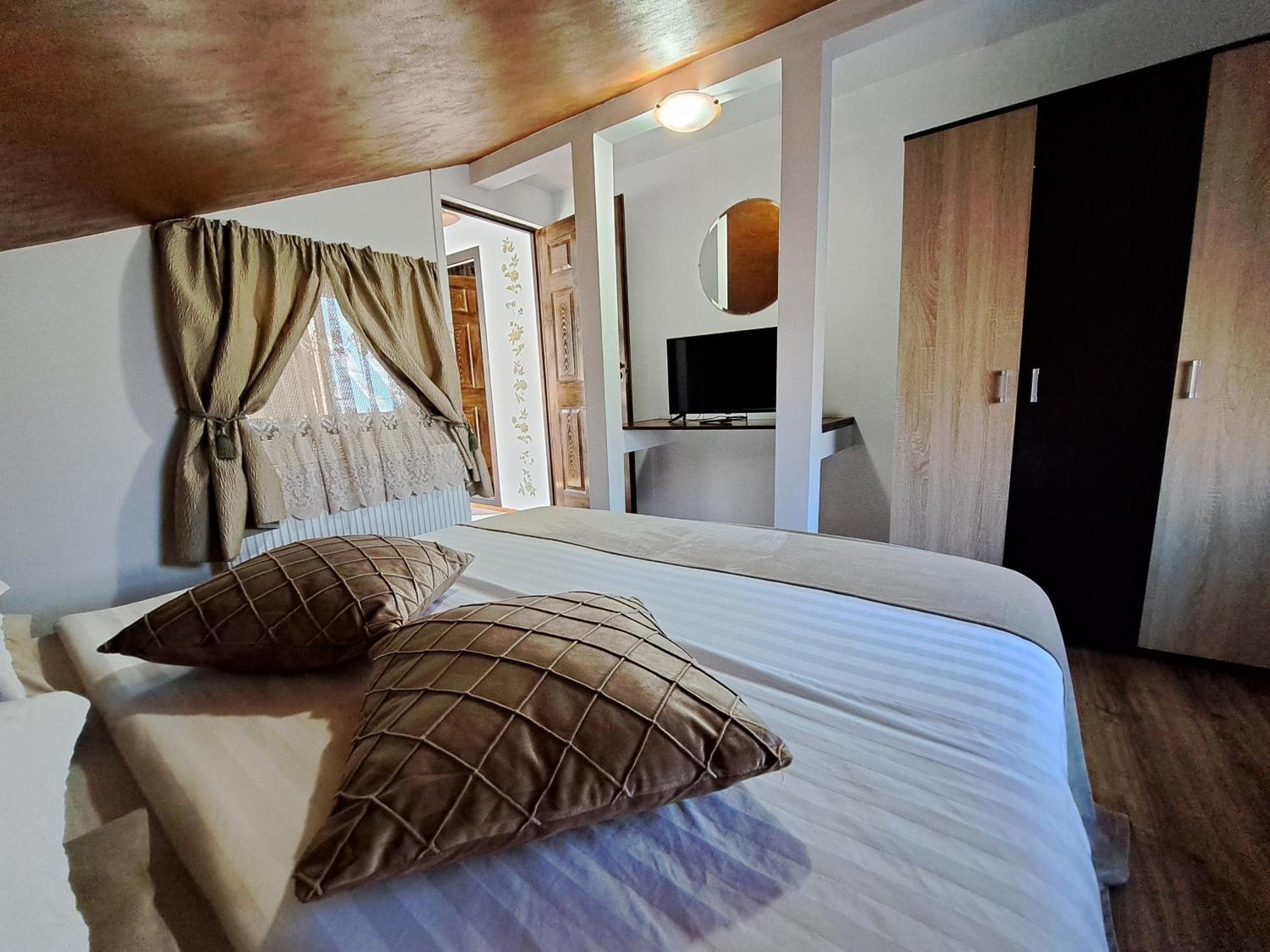 Shelby Accommodation -Adult Only- Sinaia Esterno foto