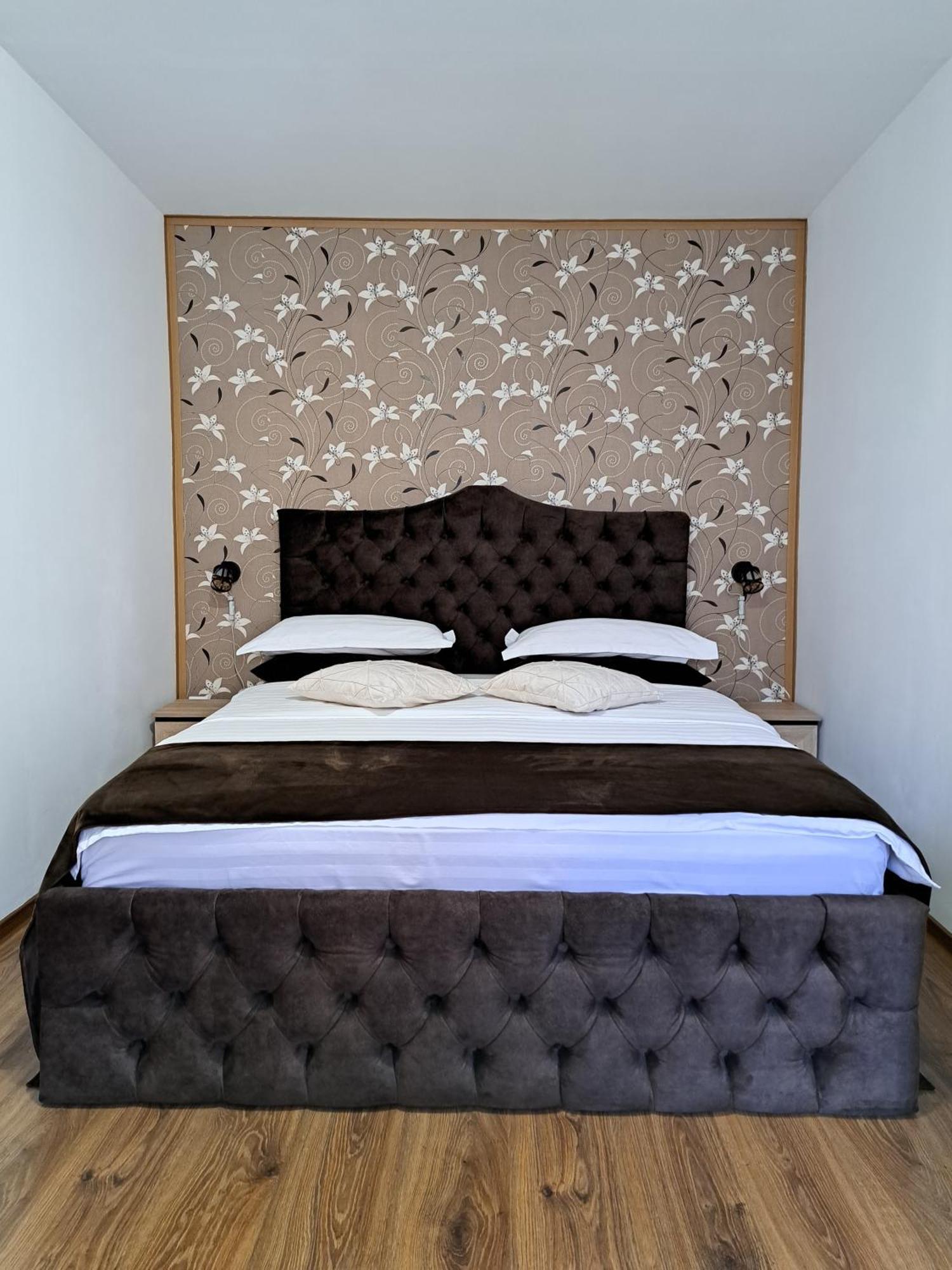 Shelby Accommodation -Adult Only- Sinaia Esterno foto
