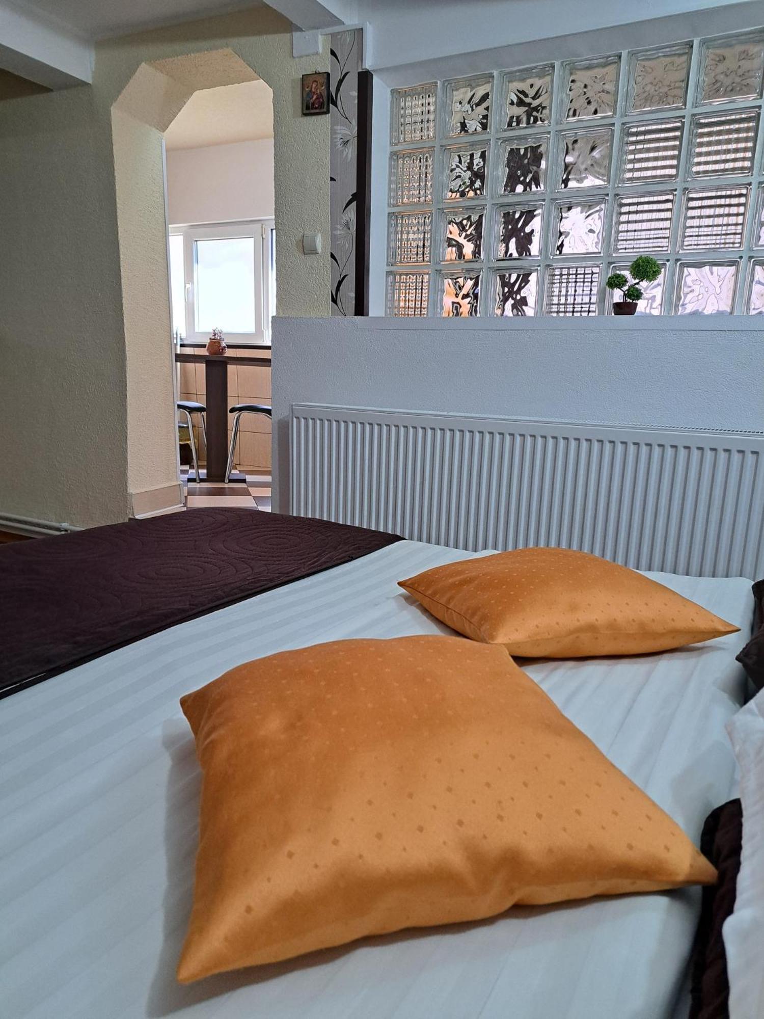 Shelby Accommodation -Adult Only- Sinaia Esterno foto